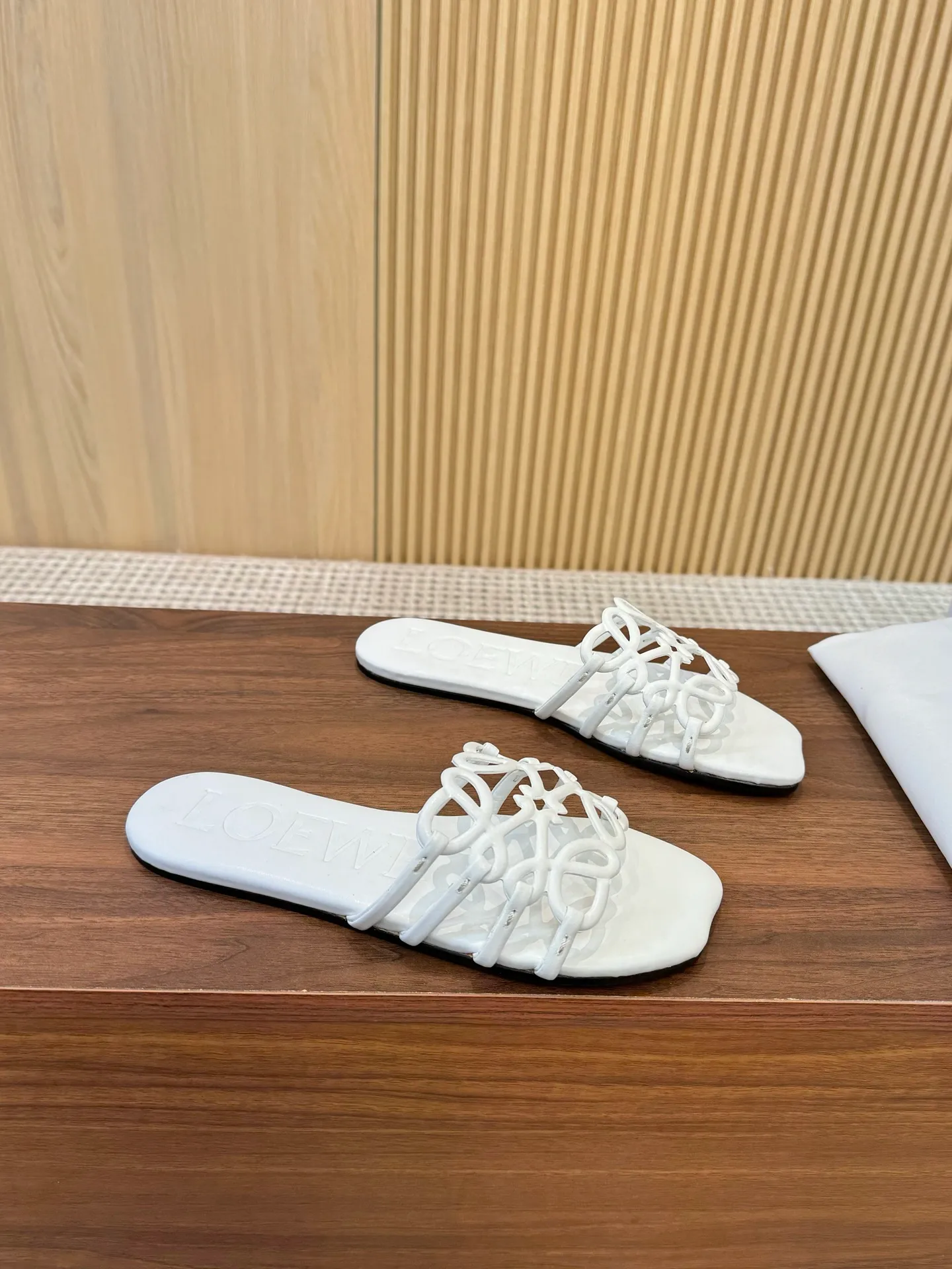 👟👟Ex-factory price 400👟👟 The latest 2025 LOEWE, summer limited edition hollow slippers, they are so beautiful on your feet! ! ! Highly recommended, a super lazy drag, the same style worn by celebrity bloggers! Fabric: Imported sheepskin (black, white, apricot, red, pink, five colors) Lining: Imported sheepskin Outsole: Genuine leather injection dyed bottom Number: 35-42